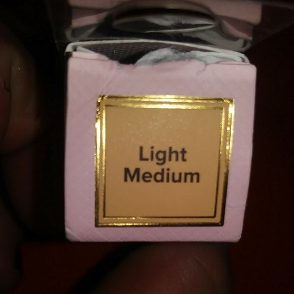 Too Faced Born This Way Natural Radiant Concealer - Picture 3 of 4